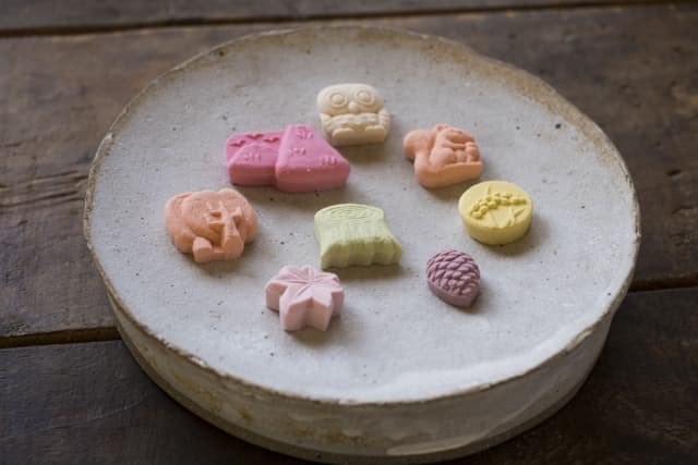 パステルカラーで花や扇の形をした香川の伝統菓子・和三盆