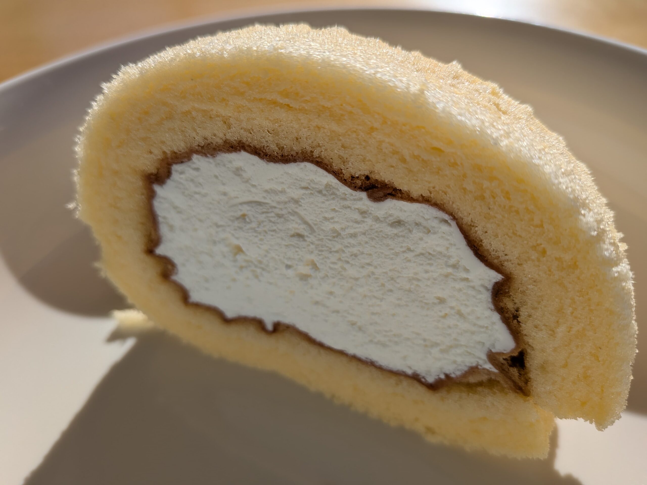 ローソンのプレミアムロールケーキとたっぷりの生クリーム